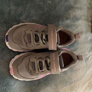 Girls under armour tennis shoes.